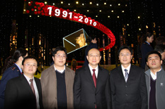 國家質(zhì)檢總局副局長支樹平（右三）在中央電視臺演播大廳2010年&ldquo;3.15晚會&rdquo;直播現(xiàn)場與中國質(zhì)量檢驗協(xié)會會員工作部主任楊曉東（右二）、防偽中心主任王成村（右一）、會員工作部副主任劉輝（左二）、會員工作部副主任王劍（左一）等協(xié)會工作人員代表合影留念